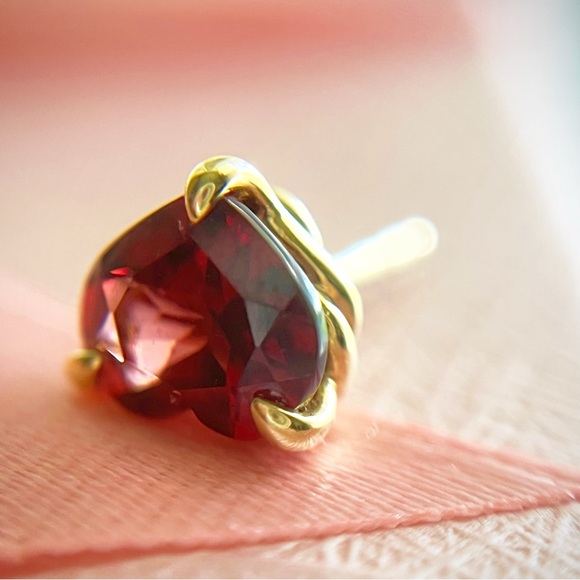 David Yurman Chatelaine Garnet Heart Stud Earrings
18K Yellow Gold - Picture 8 of 16